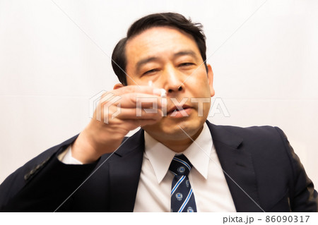 目薬を差す ビジネスマン 目薬を差す ビジネスマン 86090317