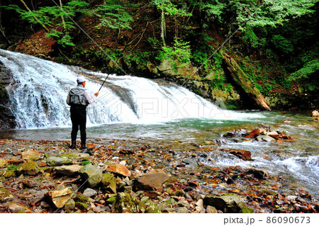 マーガの滝の滝壺で釣りをする釣り人 86090673