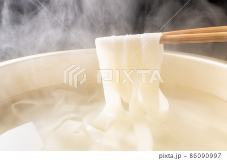 「きしめん」を茹でる 86090997