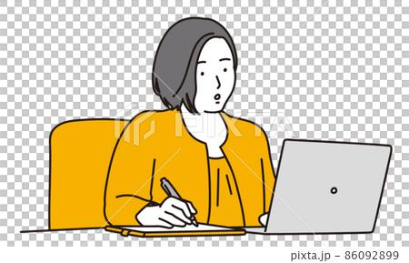 一個抬頭看電腦並在文件上寫字的女人 86092899