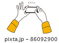 スマートフォンで写真を撮る女性の手元 86092900