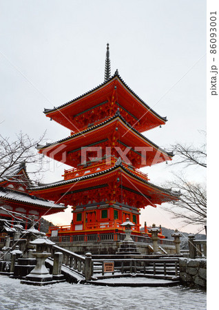 1月の早朝に参拝した雪化粧の京都市清水寺の三重塔を見上げる 1月の早朝に参拝した雪化粧の京都市清水寺の三重塔を見上げる 86093001