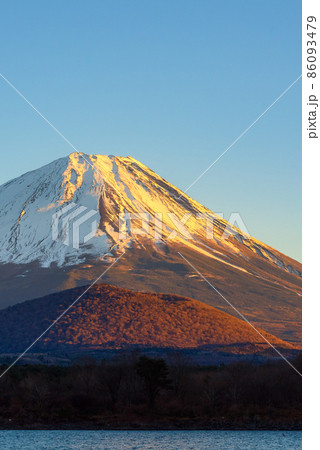 夕暮れの空と子抱き富士・精進湖からの絶景 86093479