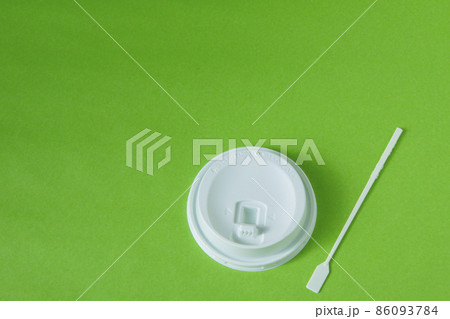 使い捨てプラスチック製品(コーヒーカップの蓋とマドラー) 使い捨てプラスチック製品(コーヒーカップの蓋とマドラー) 86093784