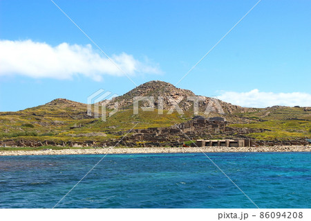 海からみたデロス島、デロス島　ギリシャ 86094208