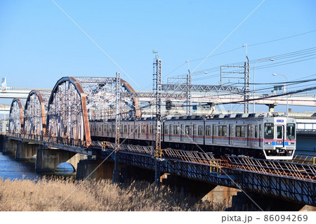 荒川橋梁を渡る京成電鉄3500形電車 86094269