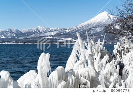 しぶき氷　猪苗代湖と磐梯山　冬景色 86094778
