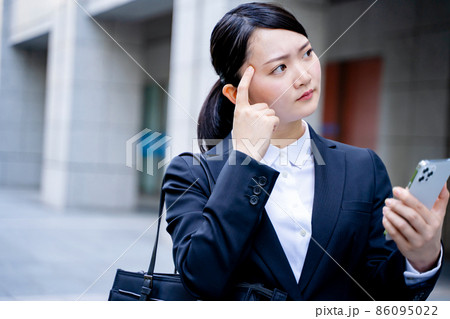 スーツを着た女性　就活　リクルート 86095022