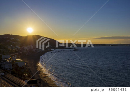 朝陽をあびる海岸線 86095431