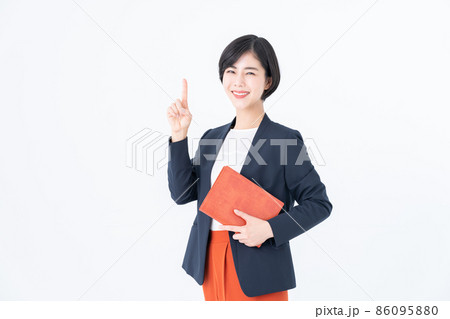 白バックのビジネスウーマン 86095880