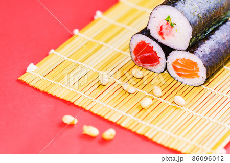 恵方巻 節分 豆まき 【 2月 ( 如月 ) の イメージ 】 恵方巻 節分 豆まき 【 2月 ( 如月 ) の イメージ 】 86096042