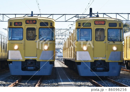 車両基地で並ぶ西武鉄道2000系 86096256