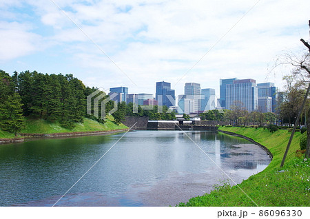 桜田濠と桜田門と丸の内の高層ビル群（東京都中央区） 86096330