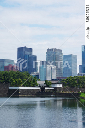 桜田濠と桜田門と丸の内の高層ビル群(東京都中央区) 桜田濠と桜田門と丸の内の高層ビル群(東京都中央区) 86096331