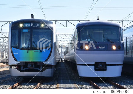 車両基地で並ぶ西武鉄道40000系と10000系 86096400