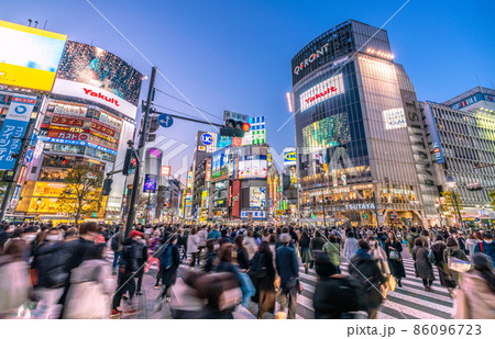 日本の東京都市景観 初5万人超全国5日連続最多・東京1万人超4日連続最多…慟哭の6波…＝22日、渋谷 86096723