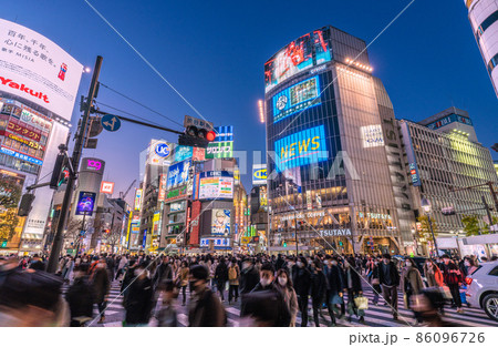 日本の東京都市景観 初5万人超全国5日連続最多・東京1万人超4日連続最多…慟哭の6波…＝22日、渋谷 86096726