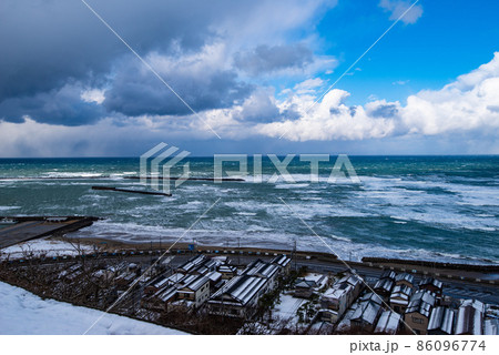 冬の海岸沿いの街・海の街イメージ(撮影・新潟県三島郡出雲崎町) 冬の海岸沿いの街・海の街イメージ(撮影・新潟県三島郡出雲崎町) 86096774