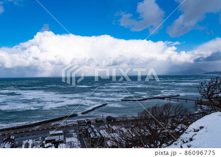 冬の海岸沿いの街・海の街イメージ(撮影・新潟県三島郡出雲崎町) 冬の海岸沿いの街・海の街イメージ(撮影・新潟県三島郡出雲崎町) 86096775