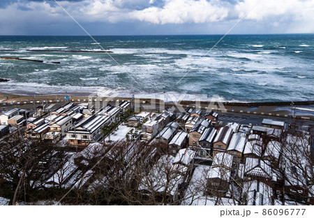 冬の海岸沿いの街・海の街イメージ(撮影・新潟県三島郡出雲崎町) 冬の海岸沿いの街・海の街イメージ(撮影・新潟県三島郡出雲崎町) 86096777