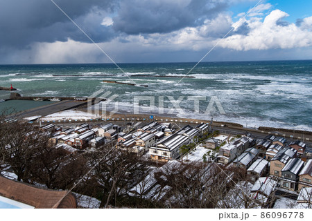 冬の海岸沿いの街・海の街イメージ(撮影・新潟県三島郡出雲崎町) 冬の海岸沿いの街・海の街イメージ(撮影・新潟県三島郡出雲崎町) 86096778