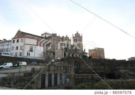 ポルトガルのポルト歴史地区のカテドラル(in Portugal) ポルトガルのポルト歴史地区のカテドラル(in Portugal) 86097076