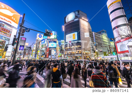 日本の東京都市景観 初5万人超全国…東京1万人超4日連続…判断力不足で立ち往生の車＝22日、渋谷 86097141