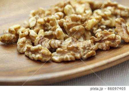 木の皿に乗せたたくさんの胡桃 86097405