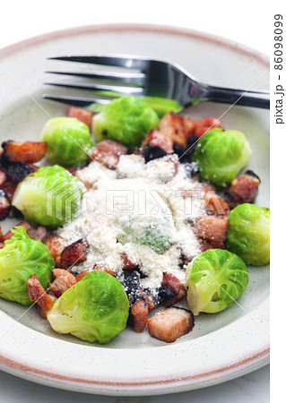 brussels sprout with bacon and parmesan cheese 86098099