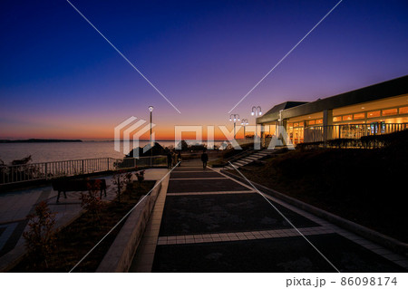 浜松市 浜名湖サービスエリアから見た浜名湖の夕暮れ 浜松市 浜名湖サービスエリアから見た浜名湖の夕暮れ 86098174