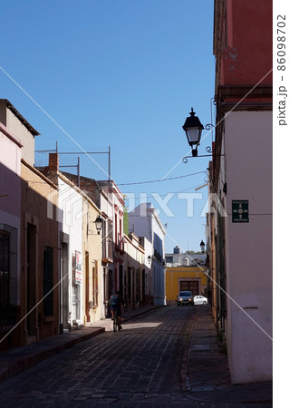 メキシコ　ケレタロの街並み 86098702