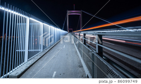 夜のハイウェイの歩道、ヨーテボリ 86099749