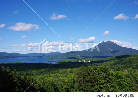 北海道釧路市　阿寒湖畔展望台から雄阿寒岳・阿寒湖を望む 86099989