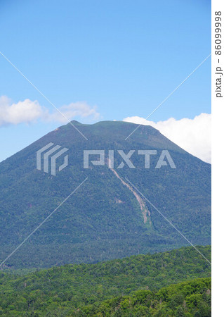 北海道釧路市　阿寒湖畔展望台から雄阿寒岳を望む 86099998