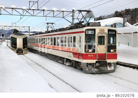 雪の南会津路を快走する…6050系 電車 86102076
