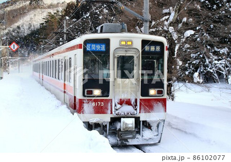 雪の南会津路を快走する…6050系 電車 雪の南会津路を快走する…6050系 電車 86102077