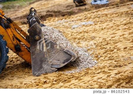 wheel bulldozer bucket filled with gravel 86102543