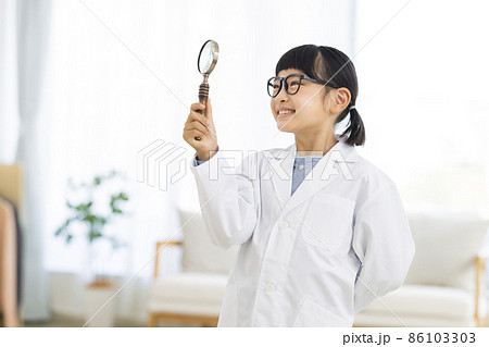 リビングで虫眼鏡を覗く白衣の女の子 リビングで虫眼鏡を覗く白衣の女の子 86103303