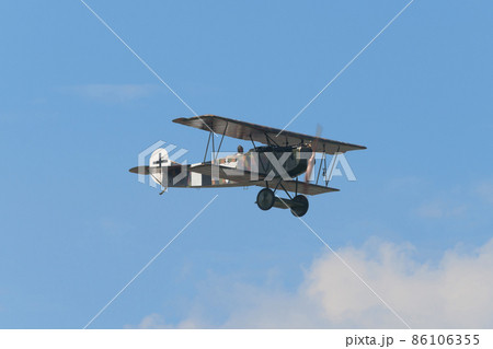 雲上のドイツ空軍フォッカーD.VII戦闘機 86106355
