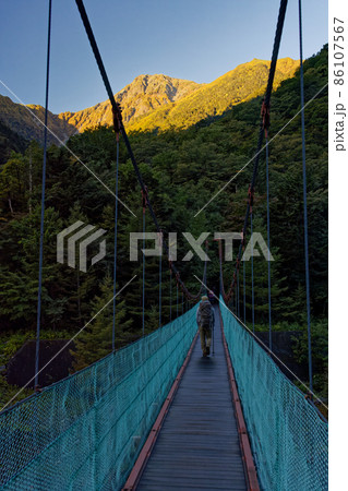 広河原の吊橋から見る南アルプス・北岳山頂 86107567