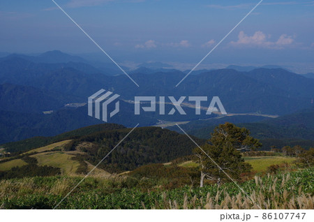 部子山 能楽の里牧場跡からの池田町 越前市方向の眺め 福井県今立郡池田町 部子山 能楽の里牧場跡からの池田町 越前市方向の眺め 福井県今立郡池田町 86107747