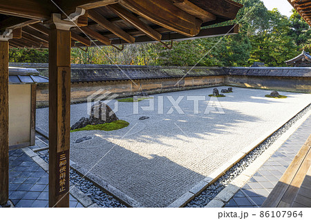 秋の龍安寺（京都）方丈庭園 86107964