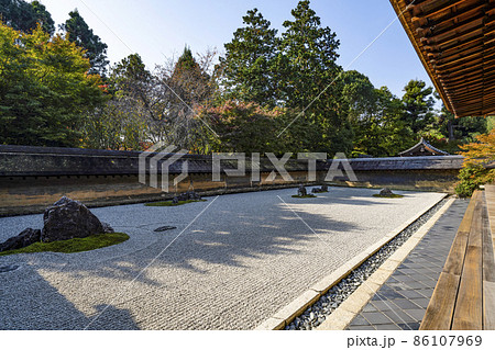 秋の龍安寺（京都）方丈庭園 86107969