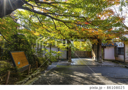 秋の龍安寺（京都）山門 86108025
