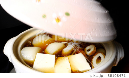 土鍋に大根と豆腐と竹輪 土鍋に大根と豆腐と竹輪 86108471