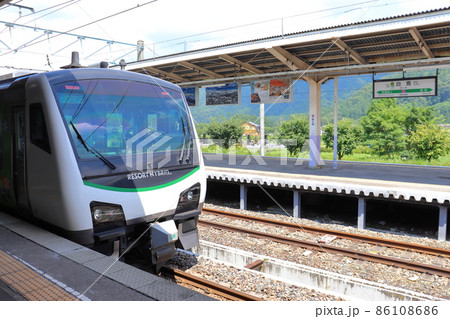 白馬駅に停車するリゾートビューふるさと 86108686