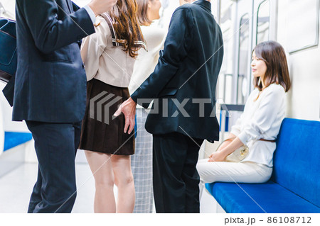 電車内で痴漢をする中年男性 86108712
