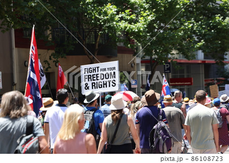 自由を主張するオーストラリアのデモ行進 86108723