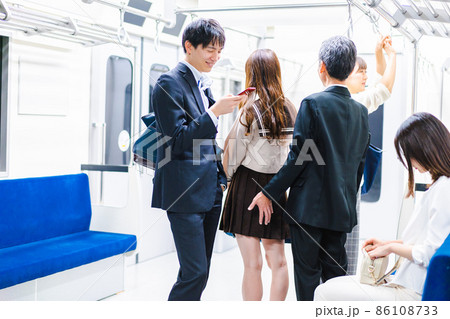 電車内で痴漢をする中年男性 86108733