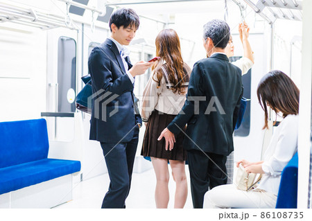 電車内で痴漢をする中年男性 86108735